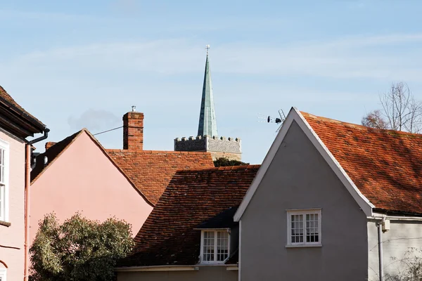 Byn silhuett med en kyrkans torn — Stockfoto