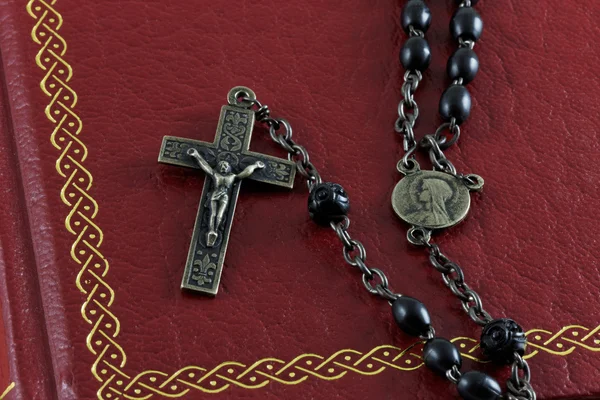 Rosaire sur une Bible — Photo