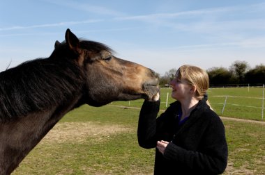 Kız onun atı besleme