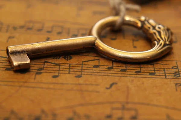 Müzik levha ve eski anahtar — Stok fotoğraf