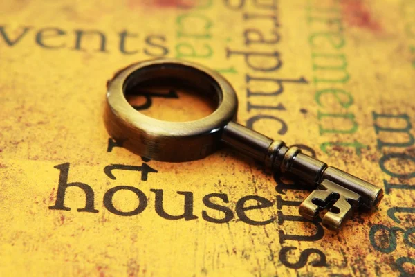 Oude sleutel op huis tekst — Stockfoto