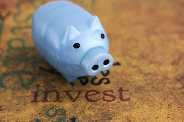 Investieren und Sparschwein-Konzept — Stockfoto