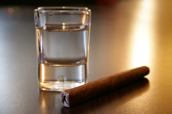 Tequila und Zigarre — Stockfoto
