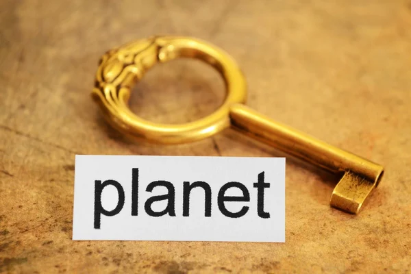 Planeta e chave dourada — Fotografia de Stock