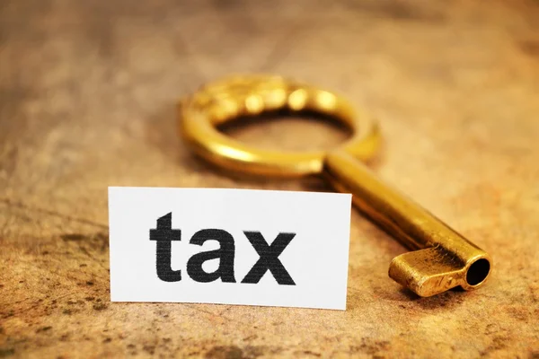 Tax and golden key — Stock Photo, Image