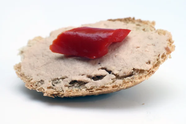 Шматочок підсмаженого хліба та печінкового паштету — стокове фото
