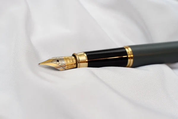 Фонтанна ручка на атласі — стокове фото
