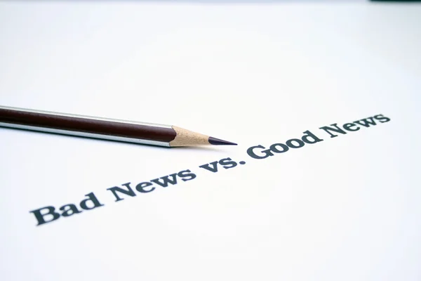 Malas noticias versus buenas noticias —  Fotos de Stock