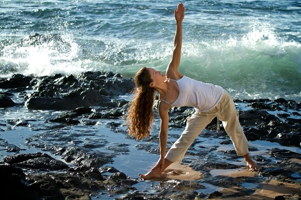 Postura perfecta del triángulo del yoga — Foto de Stock