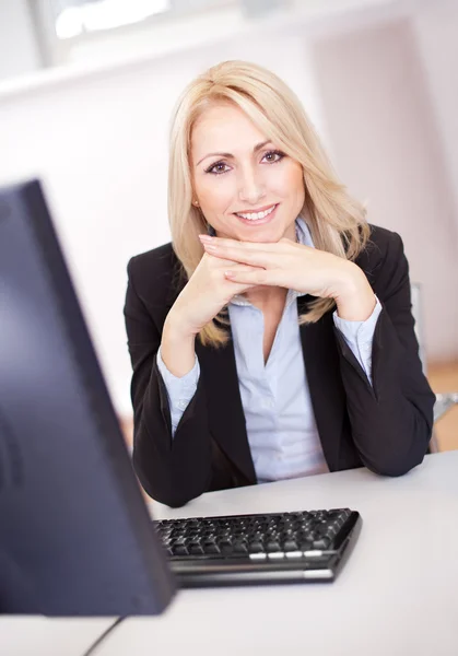 Vacker affärskvinna arbetar på dator — Stockfoto