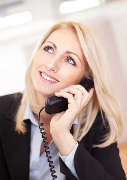 Красивая деловая женщина разговаривает по телефону — стоковое фото