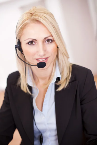 Operador de call center bonita — Fotografia de Stock