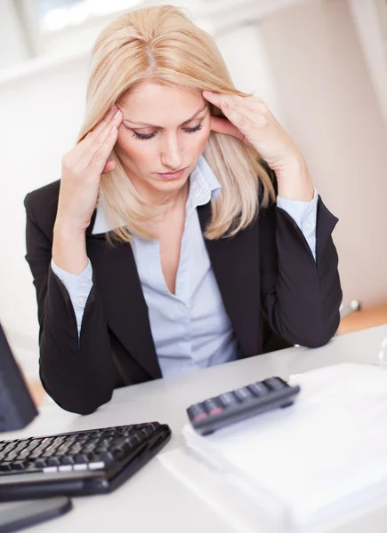 Mulher de negócios bonita fazendo finanças — Fotografia de Stock