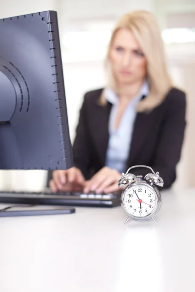 Beautiful businesswoman trying to meet a deadline — Stock Photo, Image