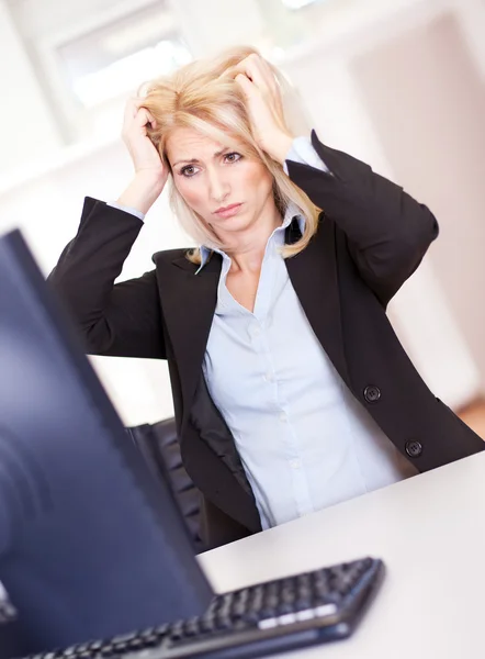 Стрессовая деловая женщина работает за компьютером — стоковое фото