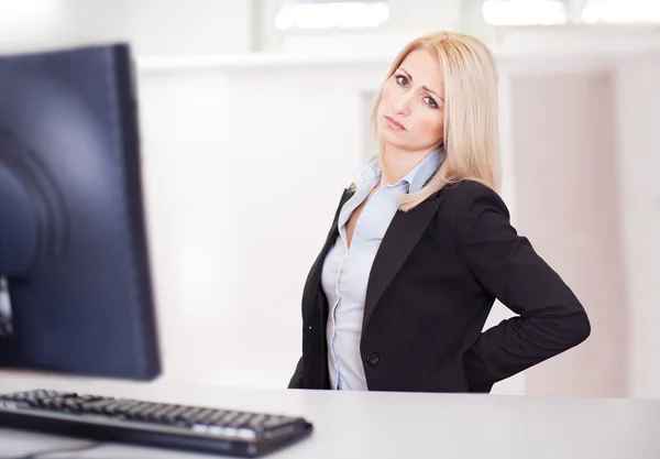 Business kvinnor har ryggvärk — Stockfoto
