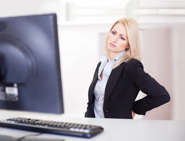 Zakelijke vrouwen hebben pijn in de onderrug — Stockfoto