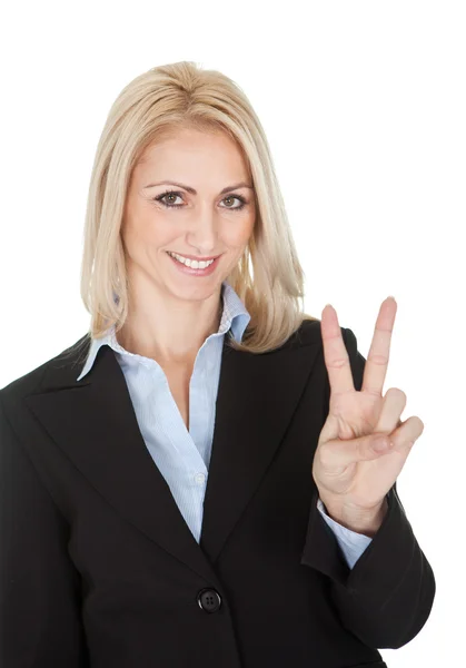 Mujer de negocios hermosa haciendo un gesto de victoria —  Fotos de Stock