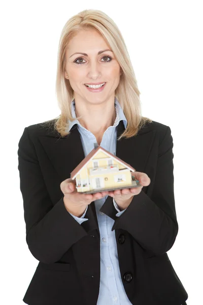 Zakenvrouw houden model van een huis — Stockfoto