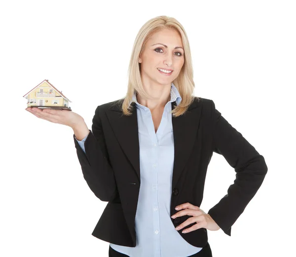 Geschäftsfrau hält Modell eines Hauses — Stockfoto
