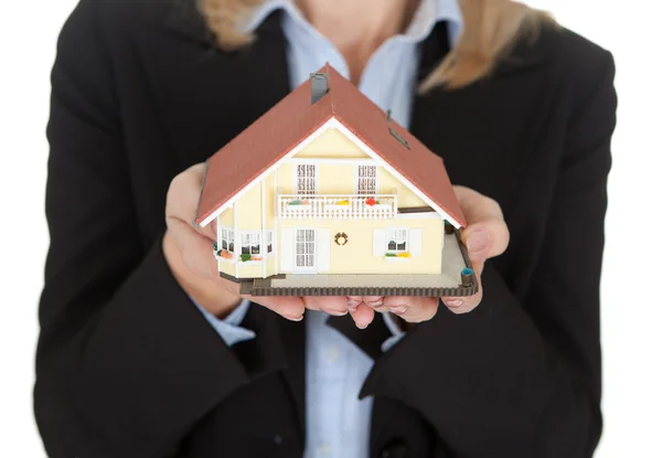 Affärskvinna hålla modell av ett hus — Stockfoto