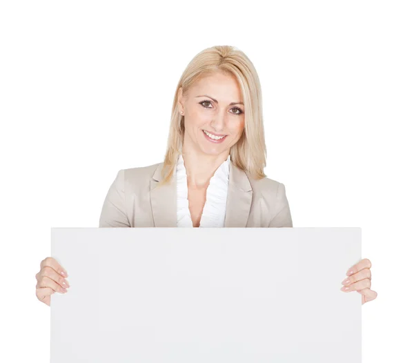 Vrolijke zakenvrouwen presenteren leeg bord — Stockfoto