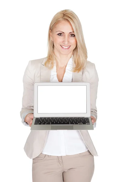 Affärskvinna presentera laptop — Stockfoto