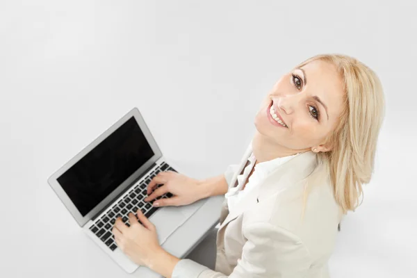 Bilgisayarda çalışan güzel iş kadını — Stok fotoğraf