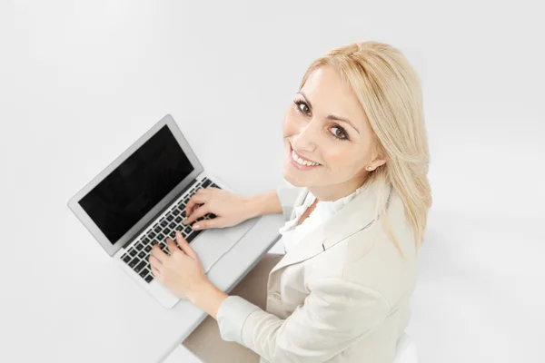 Piękna kobieta pracując na komputerze — Zdjęcie stockowe