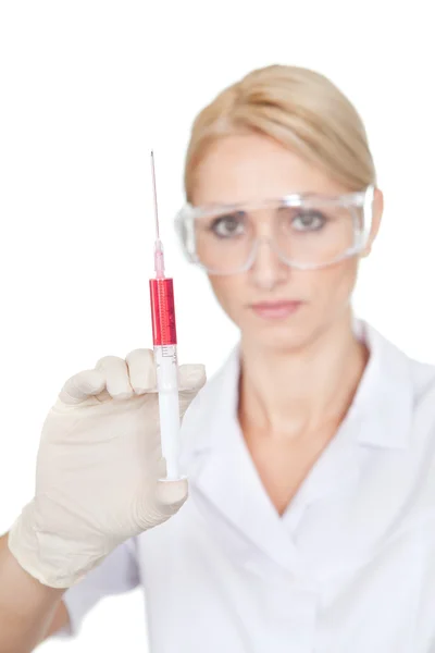Médico confiante que prepara a injeção — Fotografia de Stock