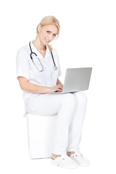 Медичний лікар працює на ноутбуці — стокове фото