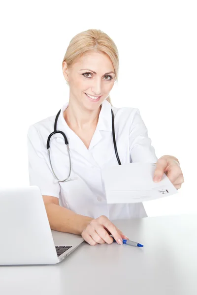 Médico médico mujer dando la prescripción —  Fotos de Stock