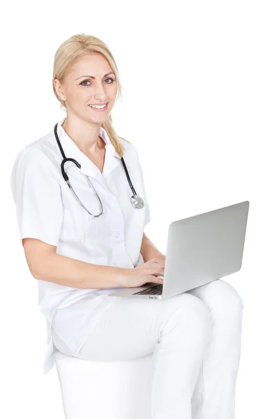 Arzt arbeitet am Laptop — Stockfoto