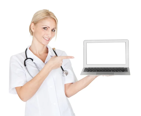 Uśmiechający się lekarz prezentuje laptopa — Zdjęcie stockowe
