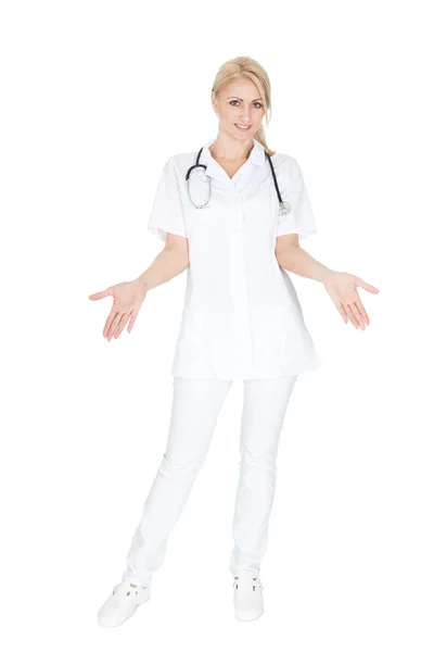 Glimlachende arts vrouw met stethoscoop — Stockfoto