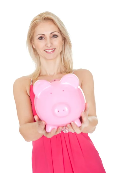 Schöne Frau hält ein Sparschwein — Stockfoto