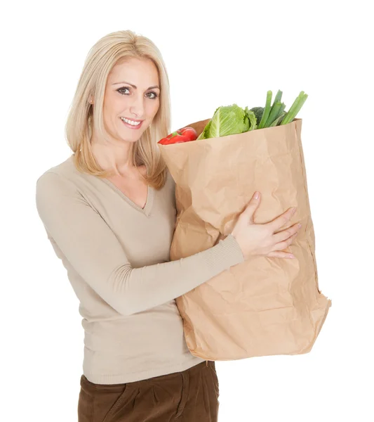 Mulher bonita com saco de supermercado — Fotografia de Stock