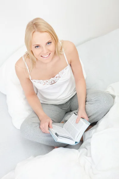 Young beautiful woman reading book — Stock Photo, Image