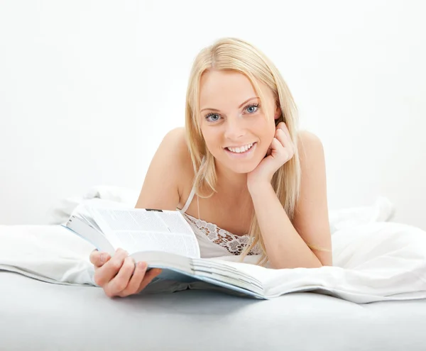 Young beautiful woman reading book — Stock Photo, Image