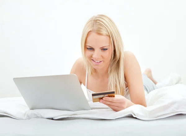Młoda kobieta piękne zakupy za pomocą laptopa — Zdjęcie stockowe