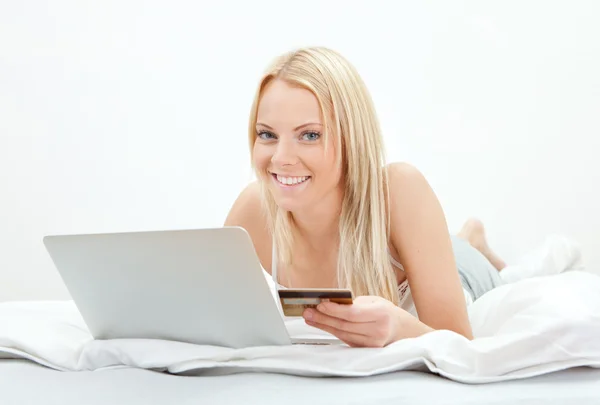 Młoda kobieta piękne zakupy za pomocą laptopa — Zdjęcie stockowe