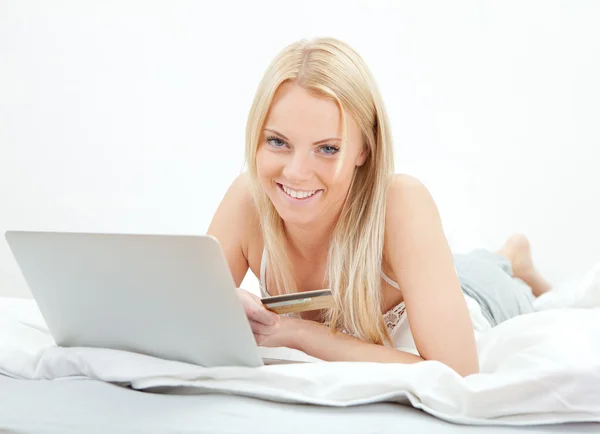 Young beautiful woman shopping using laptop — Stock Photo, Image