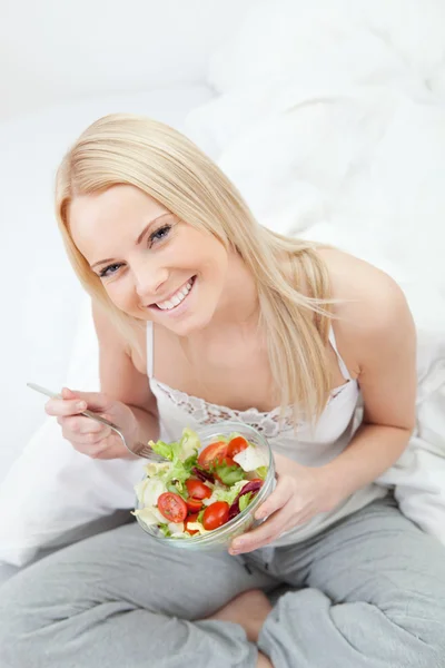 Mulher bonita comendo salada verde — Fotografia de Stock