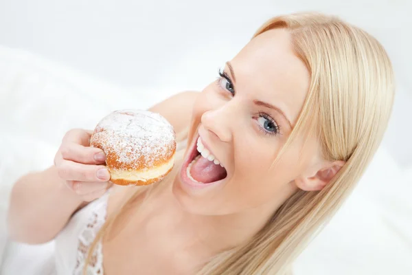 Hermosa mujer comiendo sabroso donut —  Fotos de Stock