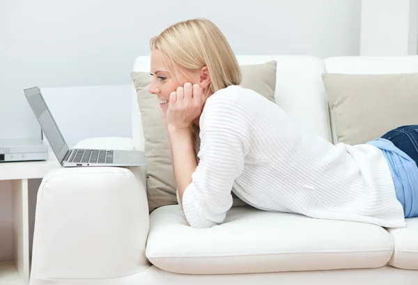 Schöne Frau, die am Computer arbeitet — Stockfoto