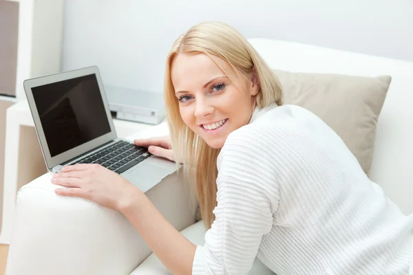 컴퓨터에서 작업 하는 아름 다운 여자 — 스톡 사진