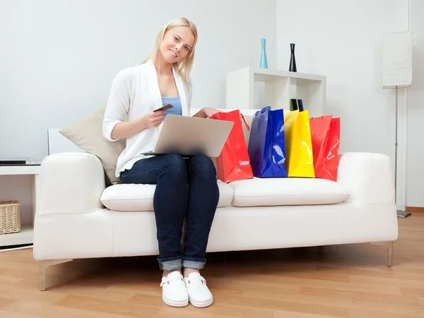 Женщина совершает покупки в интернете — стоковое фото