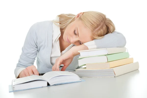Belle étudiante fatiguée de faire ses devoirs — Photo