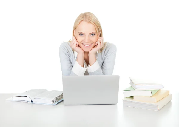노트북으로 공부 하는 아름 다운 학생 여자 — 스톡 사진