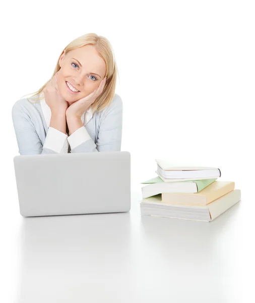 노트북으로 공부 하는 아름 다운 학생 여자 — 스톡 사진
